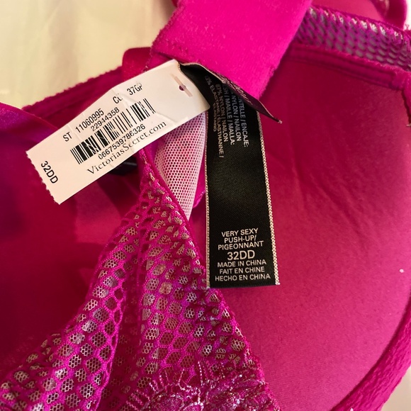 Victoria’s Secret 32DD “Very Sexy Push-Up” bra - Picture 3 of 3